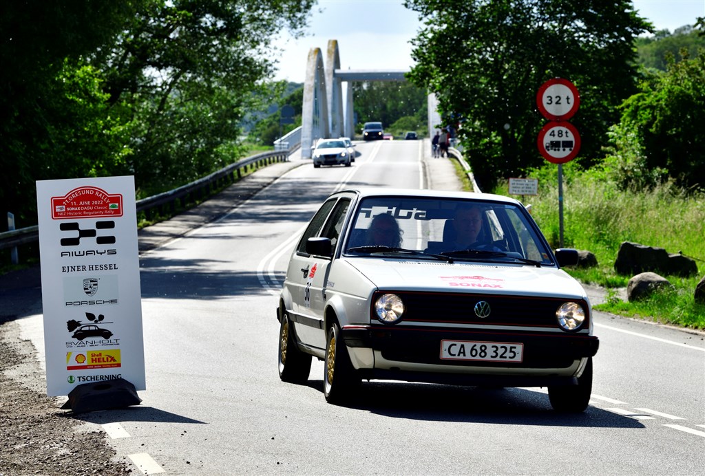 Ægteparret Poul og Hanne Juhl-Godballe fra Ry er nu med VW Golf GT fra 1988 blandet landets bedste i historisk pålidelighedsrally.
(Foto: Michael Eisenberg)